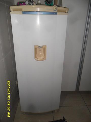 Geladeira Consul 340 litros, com dispenser de agua na porta