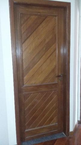 Janelas, porta, grades e portão de ferro