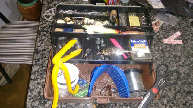 Maleta com artigos de pescaria!!!