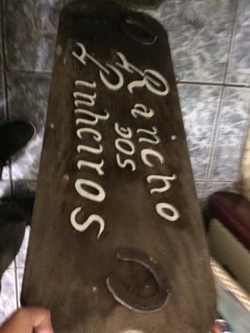 Placa de madeira maciça de entrada de sitio