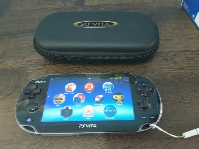 Ps vita na caixa com 3 jogos físico