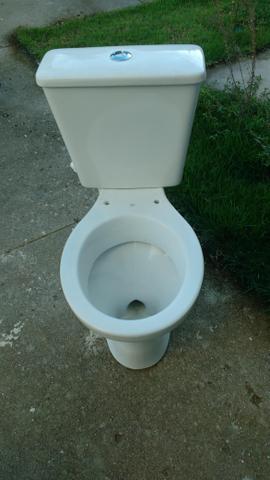 Vaso sanitário com descarga acoplada, novo sem uso