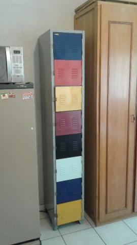 Armário de metal colorido