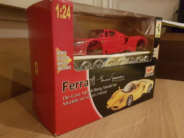 Ferrari Miniatura Metálica 1:24 pronta para montagem