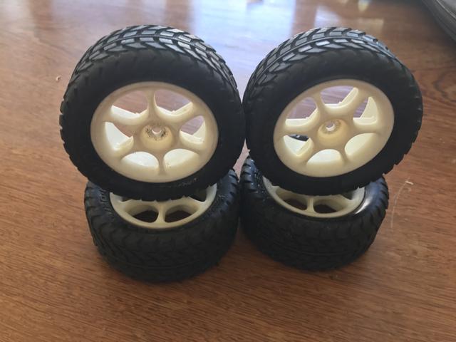 Jogo de rodas e pneus para automodelos