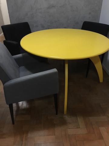 Mesa redonda amarela