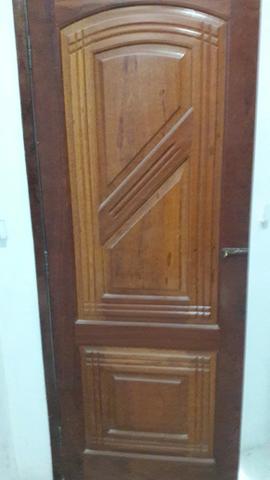 Porta de madeira maciça