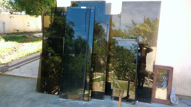 Vidros em diversos formatos e tamanhos.