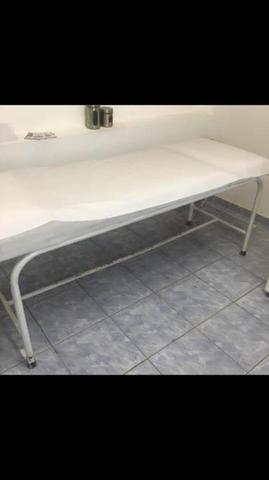 2 macas e 2 estantes de carrinhos