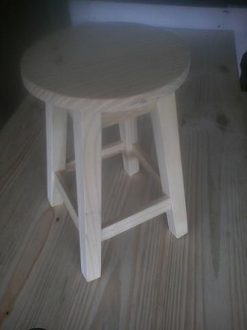 Banquetas novas de madeira com 45 centímetros de altura