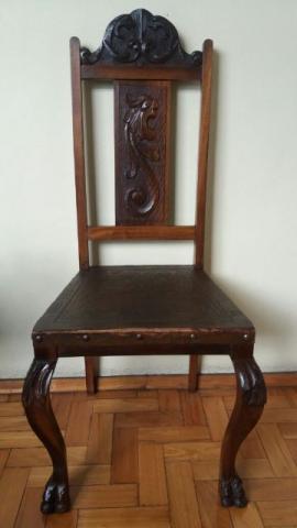 Lindas cadeiras de madeira maciça, com pés de Pata Leão,