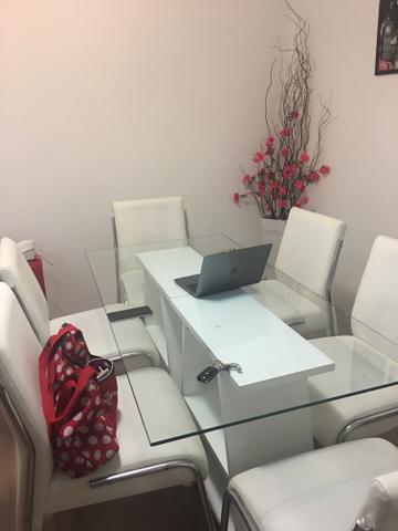 Mesa com 6 cadeiras de couro branco
