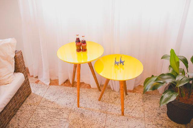 Mesa de Apoio Estilo Retrô com Pé Palito