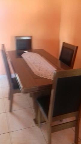 Mesa e cadeiras