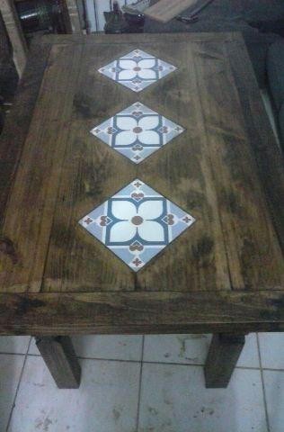 Mesa jantar em madeira rústica mista com 3 ladrilhos no