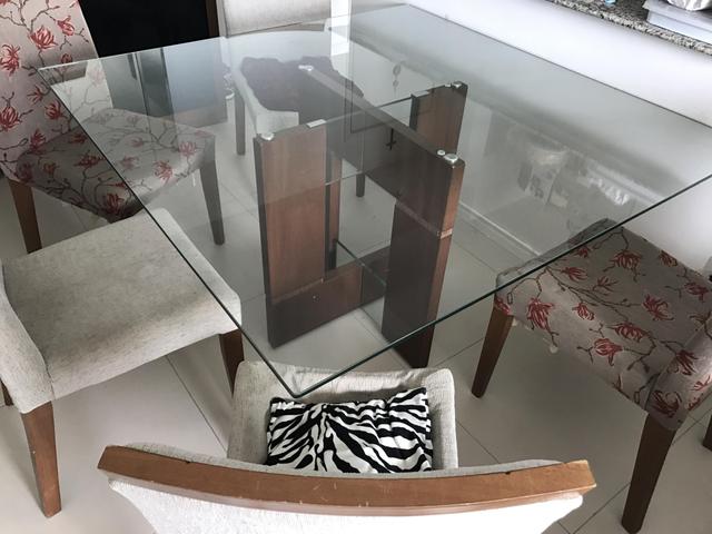 Mesa tampo de vidro / base e cadeiras madeira maciça