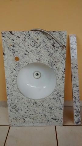 Pia de mármore com cuba de louça e valvula acoplados