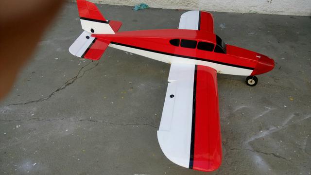 Aeromodelo Cherokee vermelho com branco - sem eletrônica