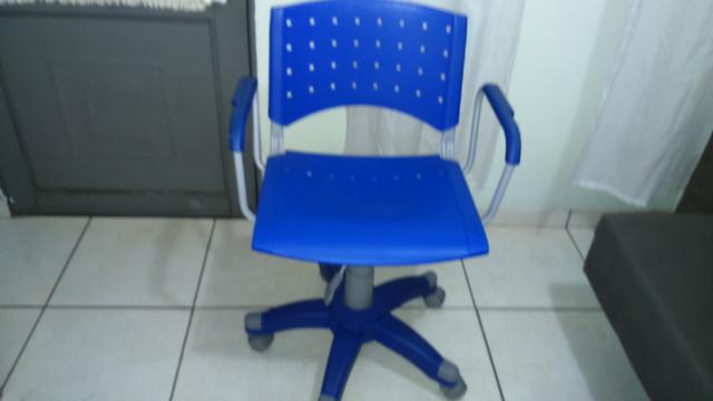 Cadeira azul girarótira e rodinhas com braços