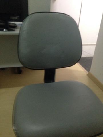 Cadeira giratória couro sintético cinza