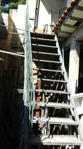 Escada de ferro com corrimão e patamar