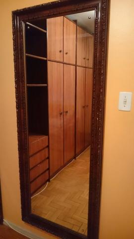 Espelho com moldura em madeira talhada a mao