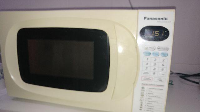 Forno Microondas Panasonic Piccolo NNS42BH