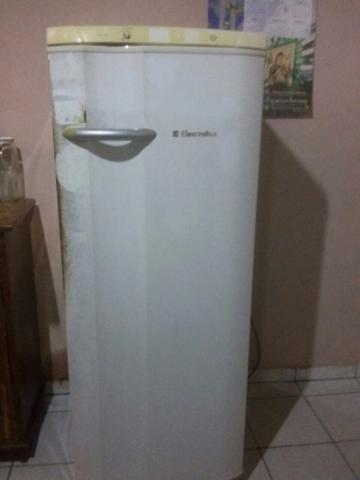Geladeira eletrolux pra levar logo