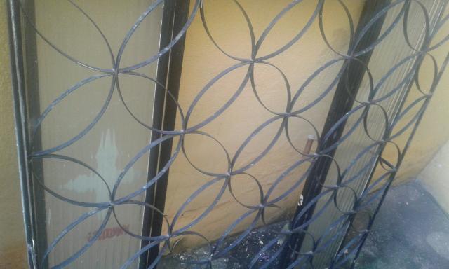 Janela de ferro com grade junto