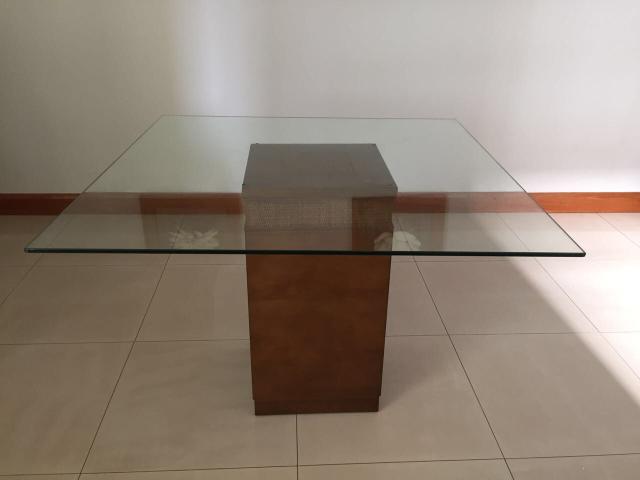 Mesa de 4 lugares (vidro e madeira)