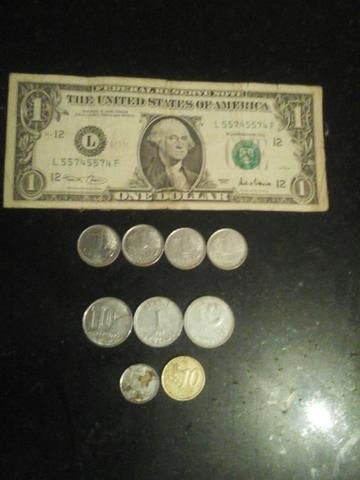 Moedas de um centavo e um dólar.