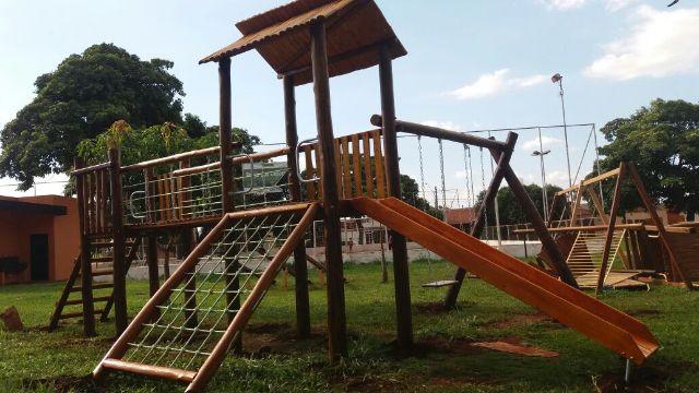 Playground de madeira tratada