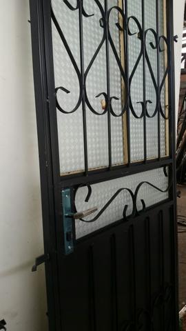 Tenho portas em ferro completas.