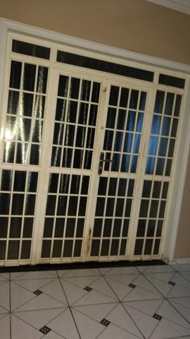 Uma porta e três janelas