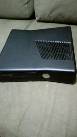 Vendo Xbox 360, com vários jogos e um controle
