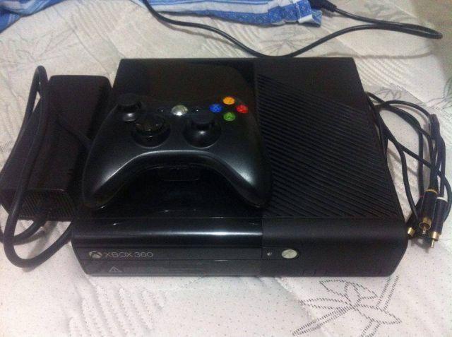 Xbox 360 super slim desbloqueado com 1 controle sem fio e 5