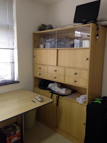 Armário de madeira com portas de vidro e madeira