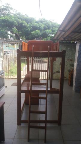 Cama com escrivania e baú de madeira maciça