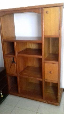 Estante de madeira, livros, tv de de 32