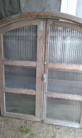 Janela colonial com vidros