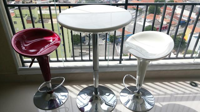 Jogo de mesinha com banquetas modelo Bar/pub