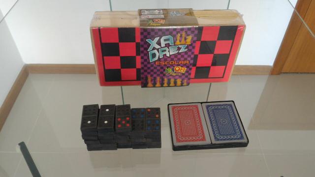Kit com Jogo de dominó, baralho e xadrez
