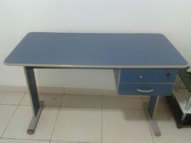 Mesa de escritório com chave na gaveta