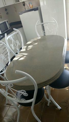 Mesa de ferro com 6 cadeiras tampo de marmore