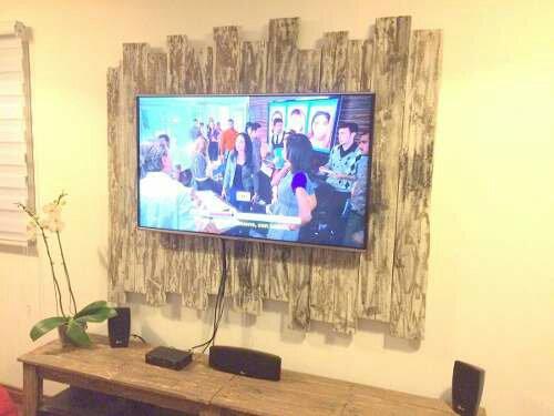 Painel de TV feito com pallets