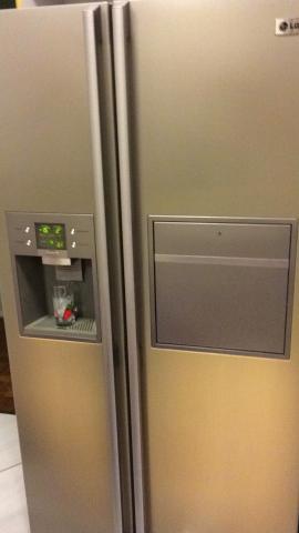 Refrigerador Side By Side LG com portinha de acesso e gelo e