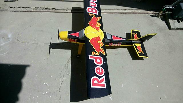 Aeromodelo para iniciantes Red Bull preto