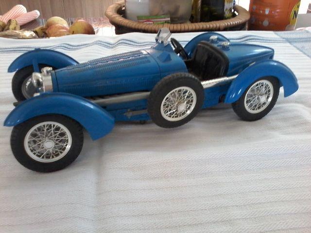 Bugatti Type  (Corrida) Burago 1: 18 azul