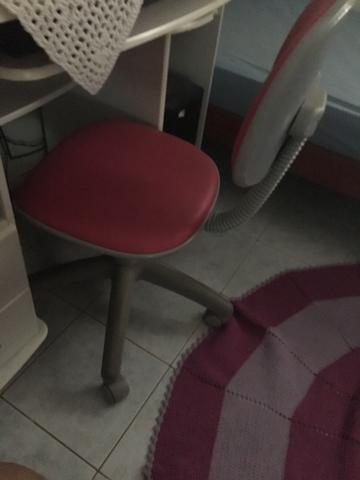 Cadeira rosa de rodinha e giratória