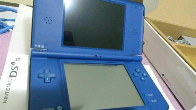 DSi XL na caixa com r jogos